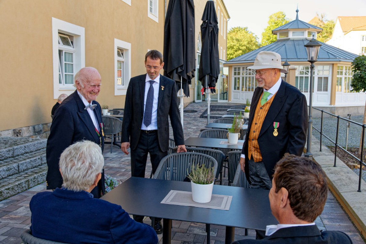 Ballenstedt, Schloss und Bernstein Schlosshotel, feierliche Investitur 2023 des Askanischen Hausordens Albrecht der Br im 950. Jahr der urkundlichen Ersterwhnung Ballenstedt
                    
Urheberrechte © Jrgen Meusel,
Tel.: 039483/ 95951 oder 01702445977,
Mail: meusel-foto@t-online.de,
Verffentlichung nur mit Urhebervermerk "Foto: Jrgen Meusel",
Belegexemplar erbeten. Es gelten meine AGB lt. Bundesanzeiger
Nr. 194 in der Fassung vom Oktober 2004.
Lieferant des Herzogs von Anhalt