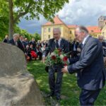Ballenstedt, Schloss, Der askanische Hausorden Albrecht der Bär hatte aus Anlass des 80. Geburtstags des Großmeisters, Prinz Eduard von Anhalt, auf Schloss Ballenstedt eingeladen. Gast war auch Sachsen-Anhalts Ministerpräsident Rainer Haseloff. In der Schlosskirche wurden verdienstvolle Bürgerinnen und Bürger, die das herzogliche Haus unterstützen und kulturelle wie gesellschaft-liche Aufbauarbeit für das Land leisten, bei der feierlichen Investitur vom Großmeister zur Dame und zum Ritter geschlagen.
Foto: am Gedenkstein für Herzog Ernst von Anhalt, der 1947 im KZ Buchenwald starb, legten der Ministerpräsident (re.) und Prinz Eduard von Anhalt ein Blumengebinde nieder. 
                    
Urheberrechte © Jürgen Meusel,
Tel.: 039483/ 95951 oder 01702445977,
Mail: meusel-foto@t-online.de,
Veröffentlichung nur mit Urhebervermerk "Foto: Jürgen Meusel",
Belegexemplar erbeten. Es gelten meine AGB lt. Bundesanzeiger
Nr. 194 in der Fassung vom Oktober 2004.