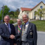 Ballenstedt, Schloss, Der askanische Hausorden Albrecht der Bär hatte aus Anlass des 80. Geburtstags des Großmeisters, Prinz Eduard von Anhalt, auf Schloss Ballenstedt eingeladen. Gast war auch Sachsen-Anhalts Ministerpräsident Rainer Haseloff. In der Schlosskirche wurden verdienstvolle Bürgerinnen und Bürger, die das herzogliche Haus unterstützen und kulturelle wie gesellschaft-liche Aufbauarbeit für das Land leisten, bei der feierlichen Investitur vom Großmeister zur Dame und zum Ritter geschlagen.
Foto: Prinz Eduard von Anhalt (re.) und Ordenskanzler Alexander von Bismark (Mitte) begrüßen Ministerpräsident Rainer Haseloff
                    
Urheberrechte © Jürgen Meusel,
Tel.: 039483/ 95951 oder 01702445977,
Mail: meusel-foto@t-online.de,
Veröffentlichung nur mit Urhebervermerk "Foto: Jürgen Meusel",
Belegexemplar erbeten. Es gelten meine AGB lt. Bundesanzeiger
Nr. 194 in der Fassung vom Oktober 2004.