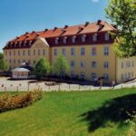 Grosser Gasthof Hotelansicht im Sommer